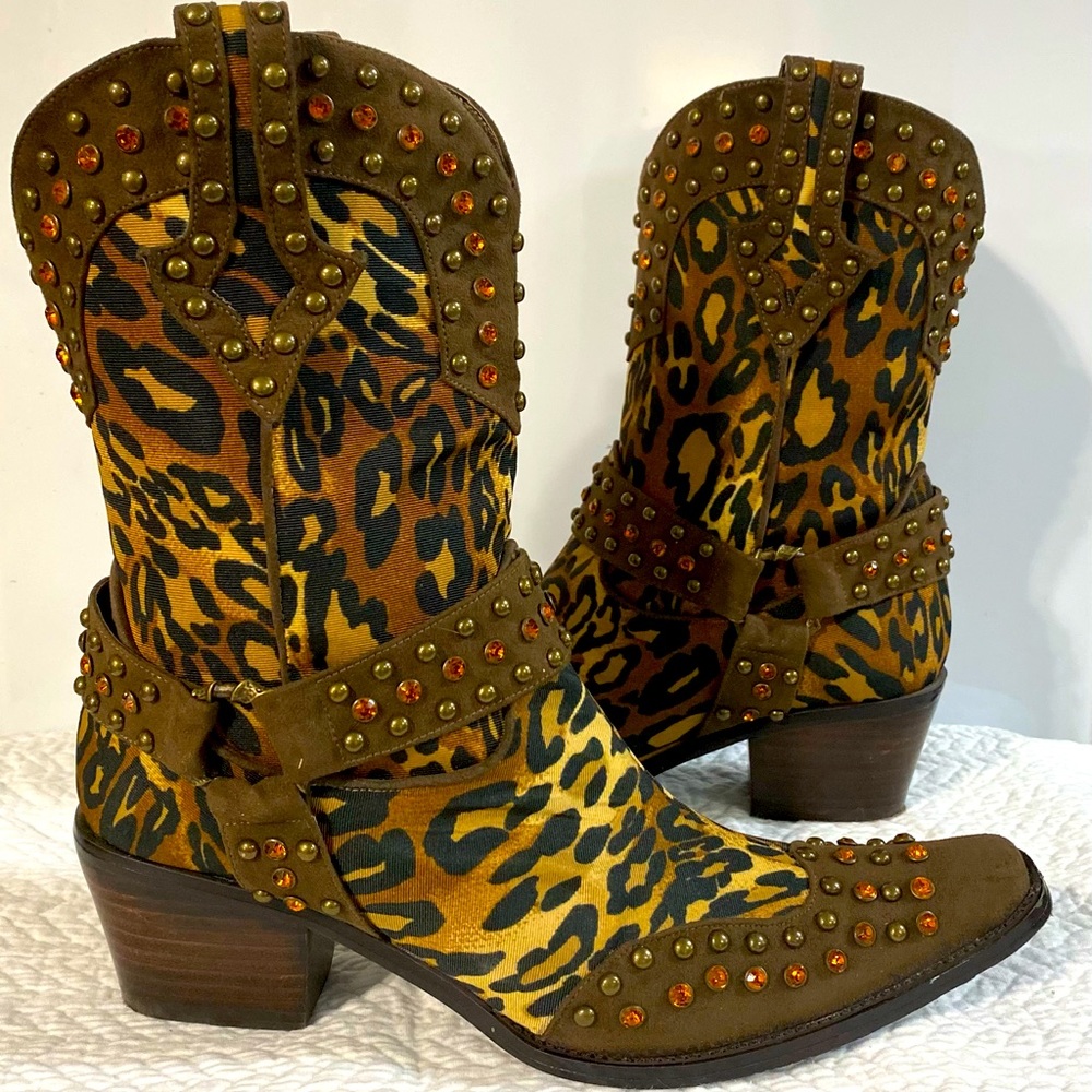 Leopard print low cut boot J.Renee with Jen Stones